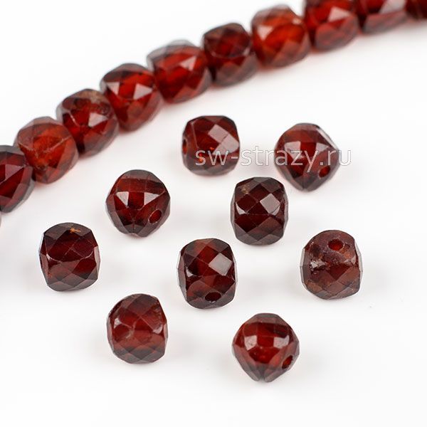 Бусина-куб из граната 4,5 мм