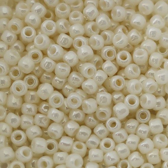 Бисер круглый 11/0 #0122 Молочный/перламутровый
