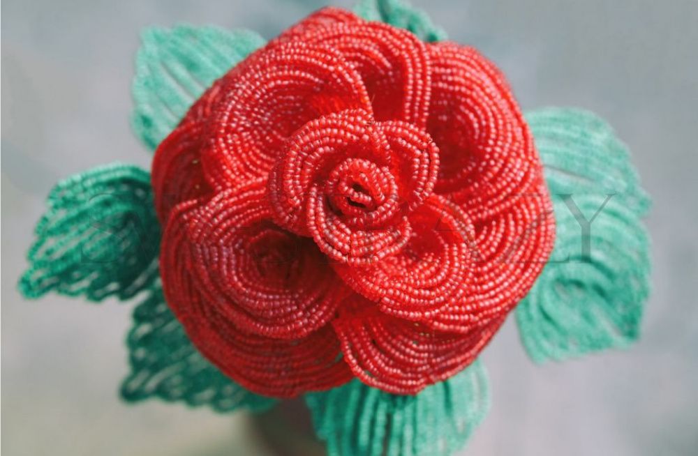 Алая роза из бисера