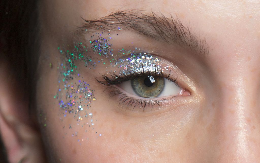 Макияж с применением глиттера